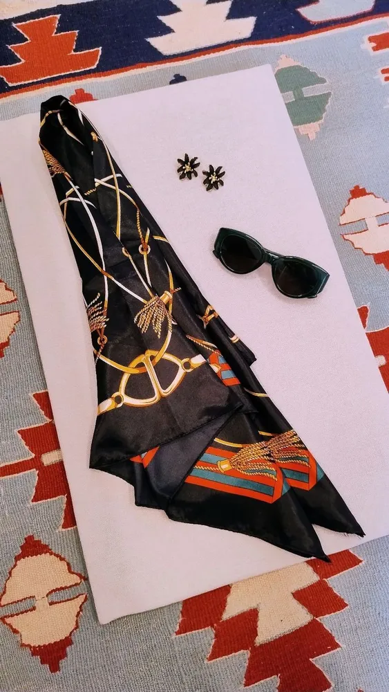 Kit Lenço Estampado com Brincos e Óculos de sol