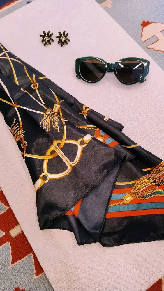 Kit Lenço Estampado com Brincos e Óculos de sol