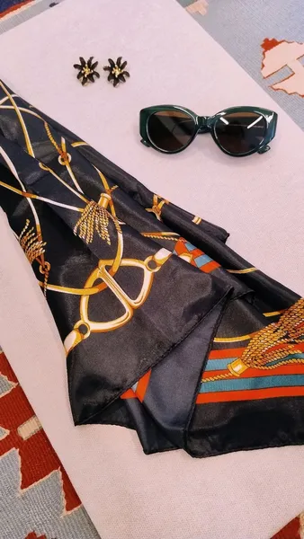 Kit Lenço Estampado com Brincos e Óculos de sol