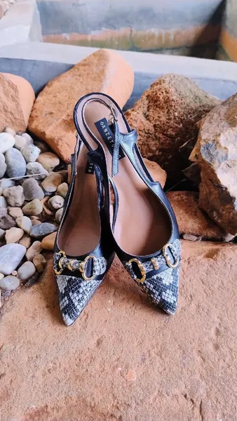 Scarpin Slingback Preto Phyton print da Anzetutto