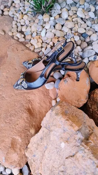 Scarpin Slingback Preto Phyton print da Anzetutto