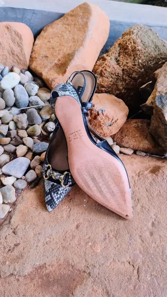 Scarpin Slingback Preto Phyton print da Anzetutto