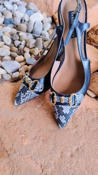 Scarpin Slingback Preto Phyton print da Anzetutto