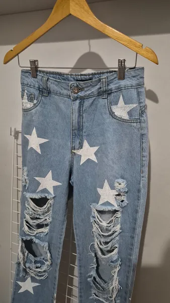 calca jeans estampada de estrela