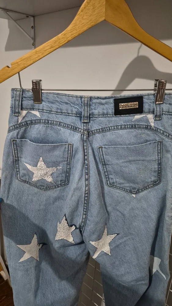 calca jeans estampada de estrela
