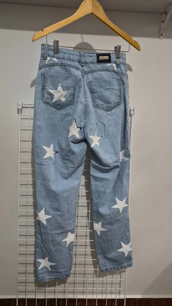 calca jeans estampada de estrela
