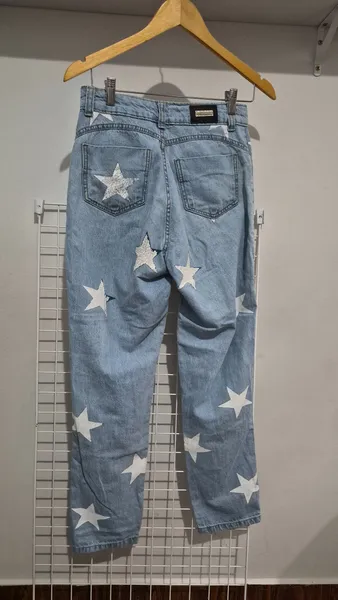 calca jeans estampada de estrela