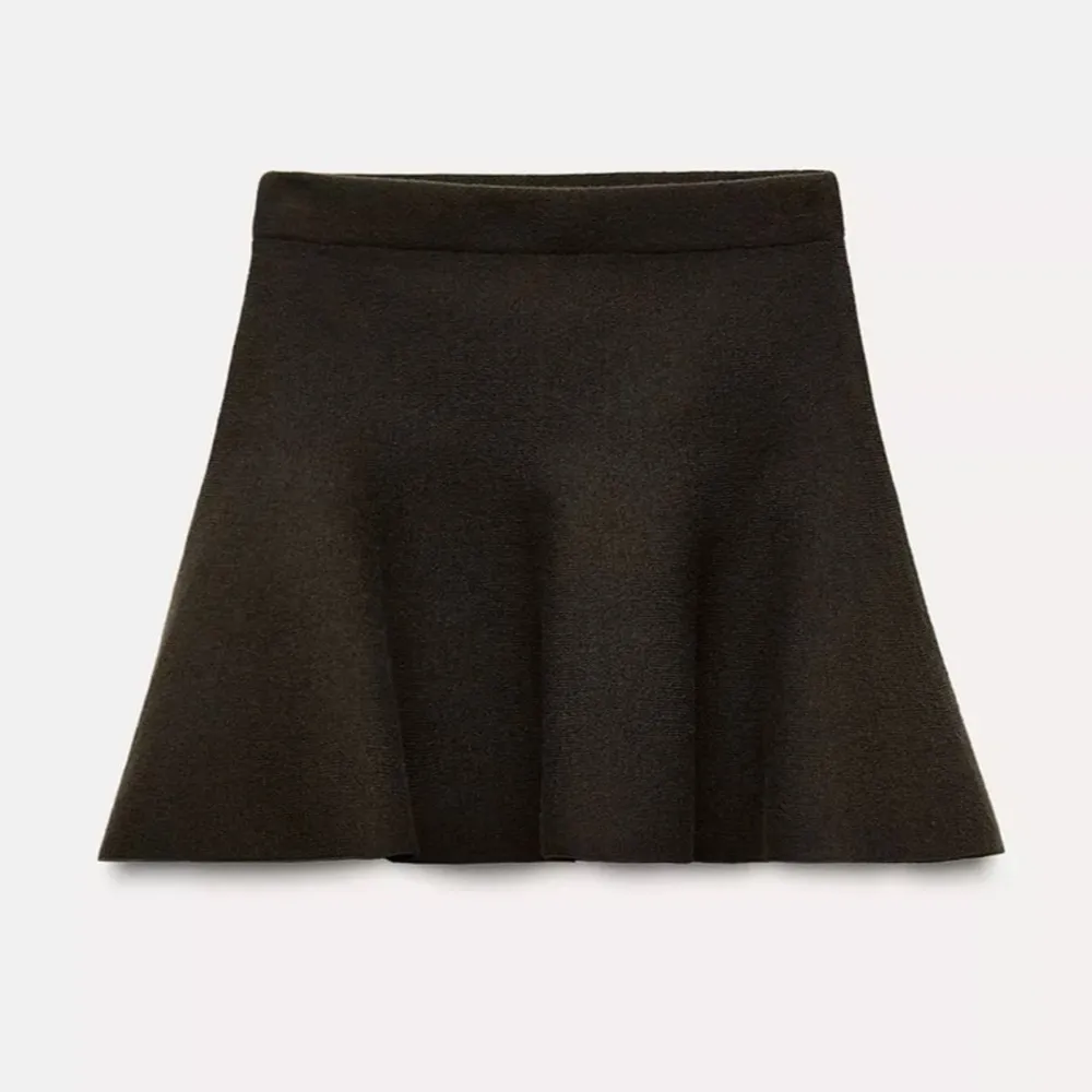 NOVO saia rodada zara marrom escura quase preta