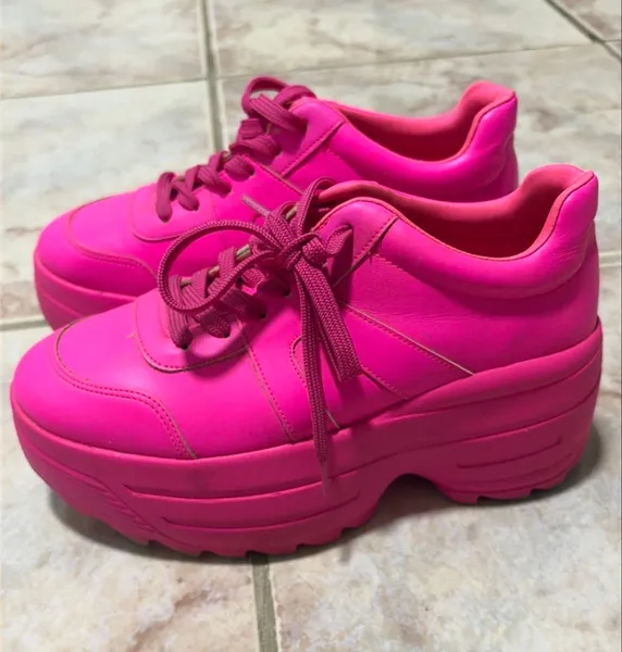 tênis rosa neon em ótimo estado