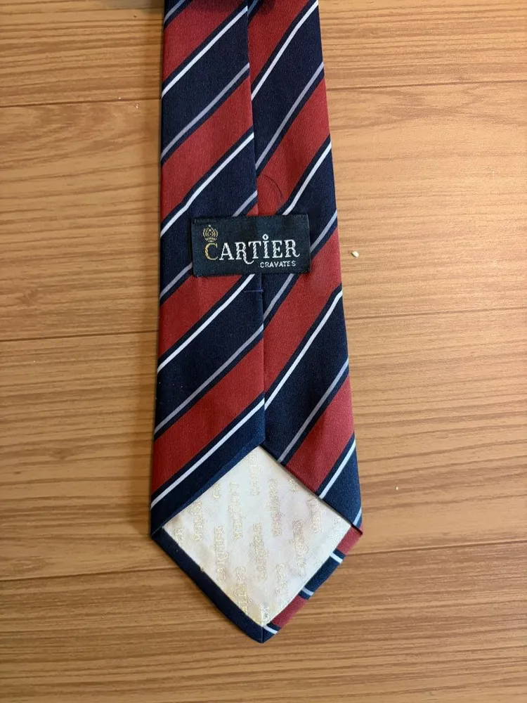 gravata cartier listrada azul marinho e vermelha