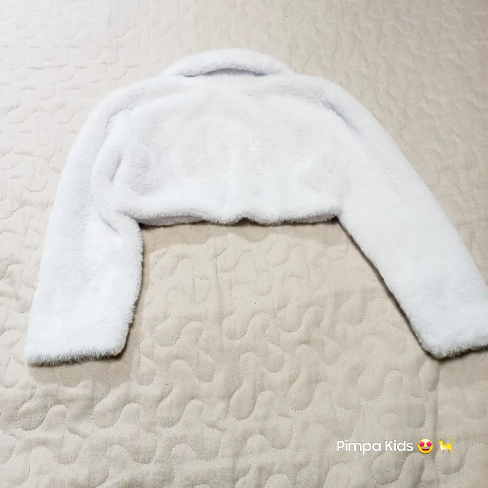 Bolero infantil branco tam 4, com detalhes em pérolas