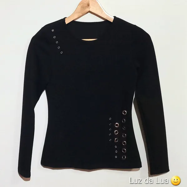 Blusa manga longa com ilhoses
