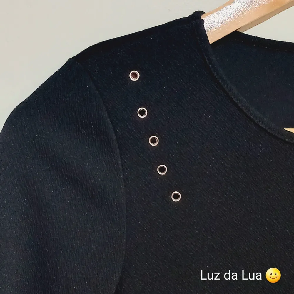 Blusa manga longa com ilhoses