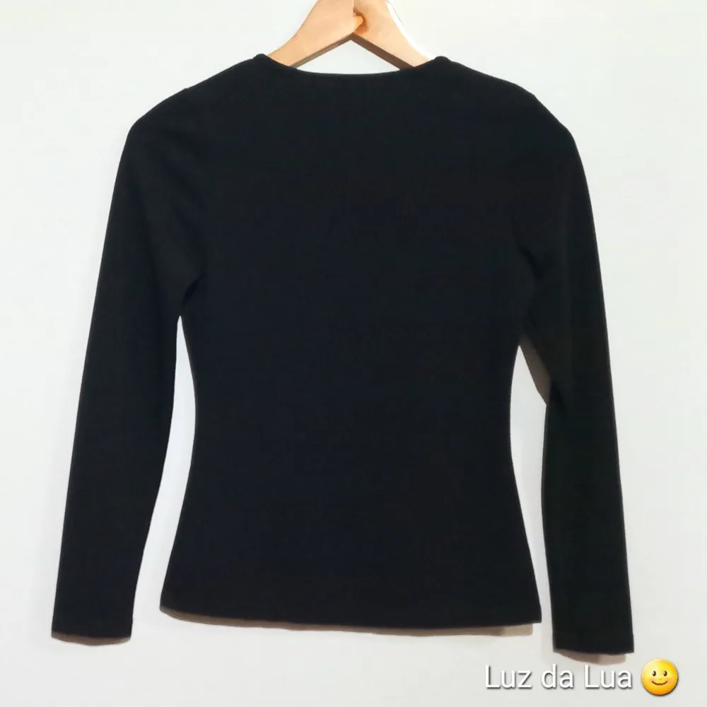 Blusa manga longa com ilhoses