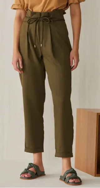 calça alfaiataria verde oliva
