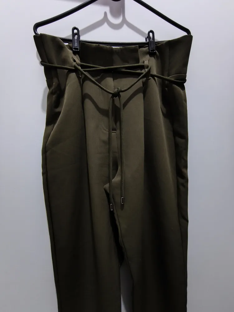 calça alfaiataria verde oliva