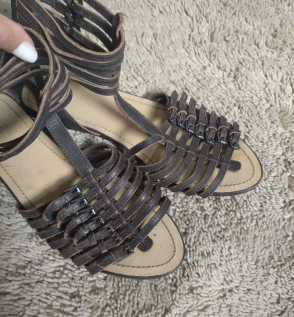 sandália marrom café Zara