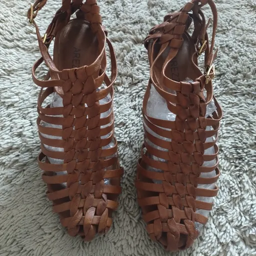 sandália couro Arezzo