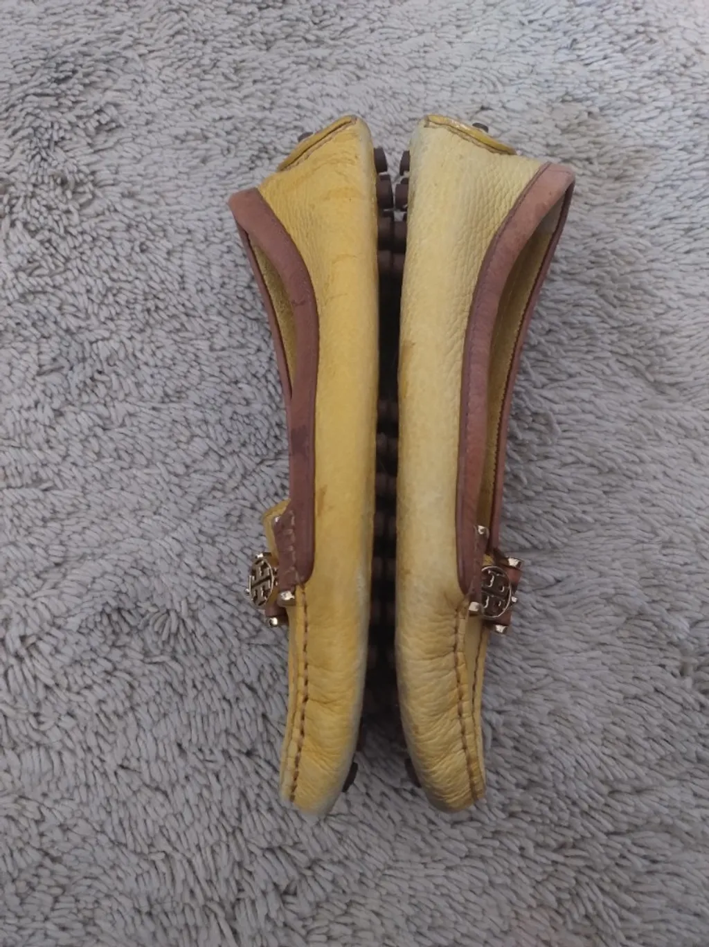 mocassim amarelo em couro Tory burch