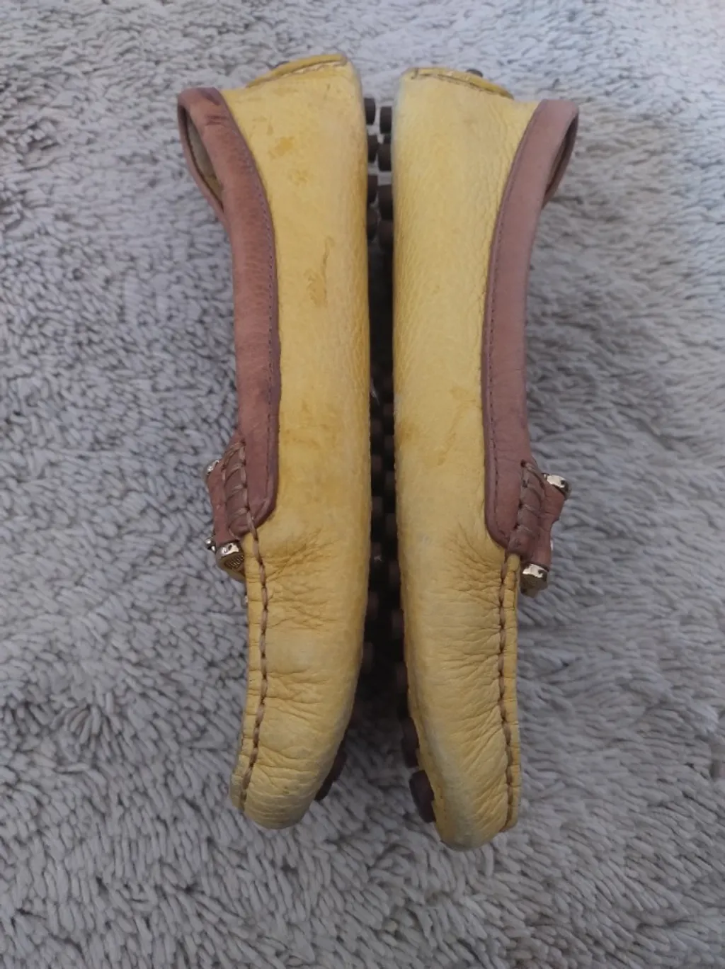 mocassim amarelo em couro Tory burch