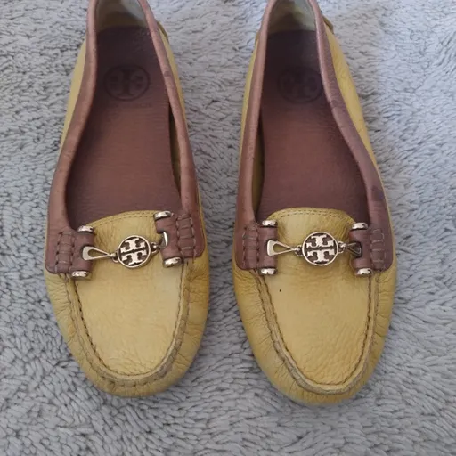 mocassim amarelo em couro Tory burch