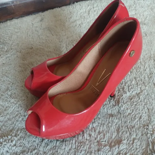 Peep toe verniz vermelho Vizzano