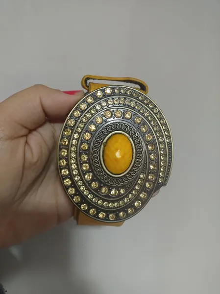 cinto amarelo com strass