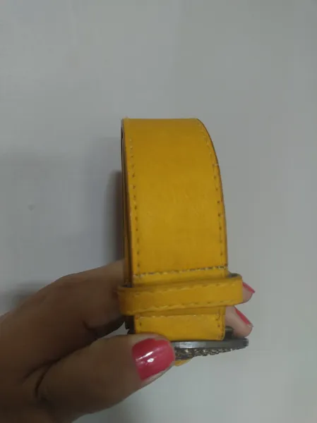 cinto amarelo com strass