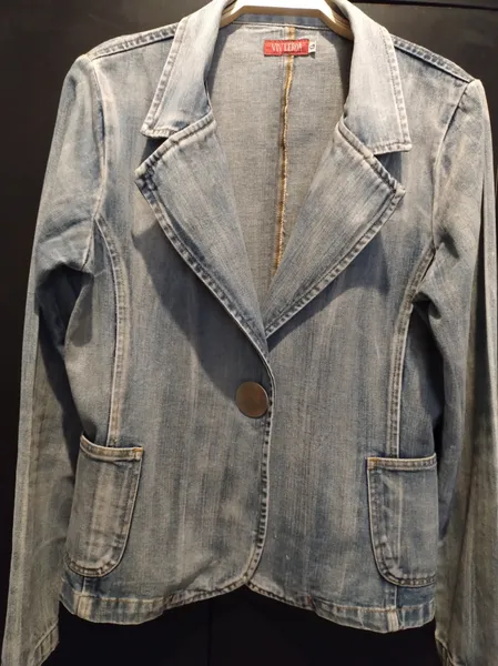 Blazer Viv Leroa em jeans azul lavado, tamanho G