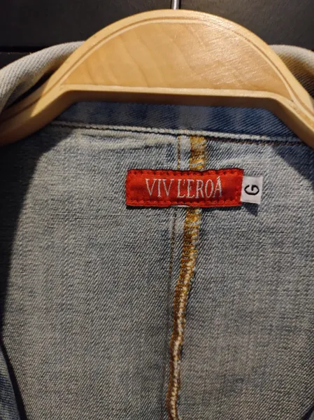 Blazer Viv Leroa em jeans azul lavado, tamanho G