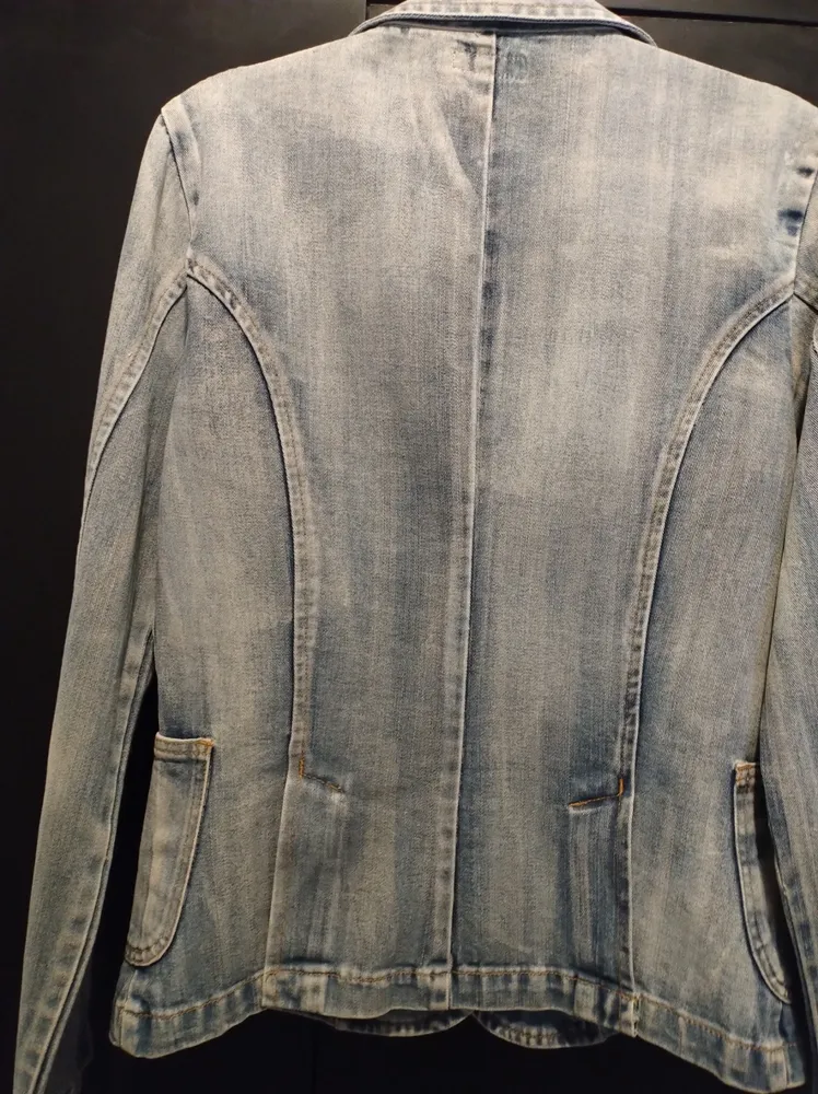 Blazer Viv Leroa em jeans azul lavado, tamanho G