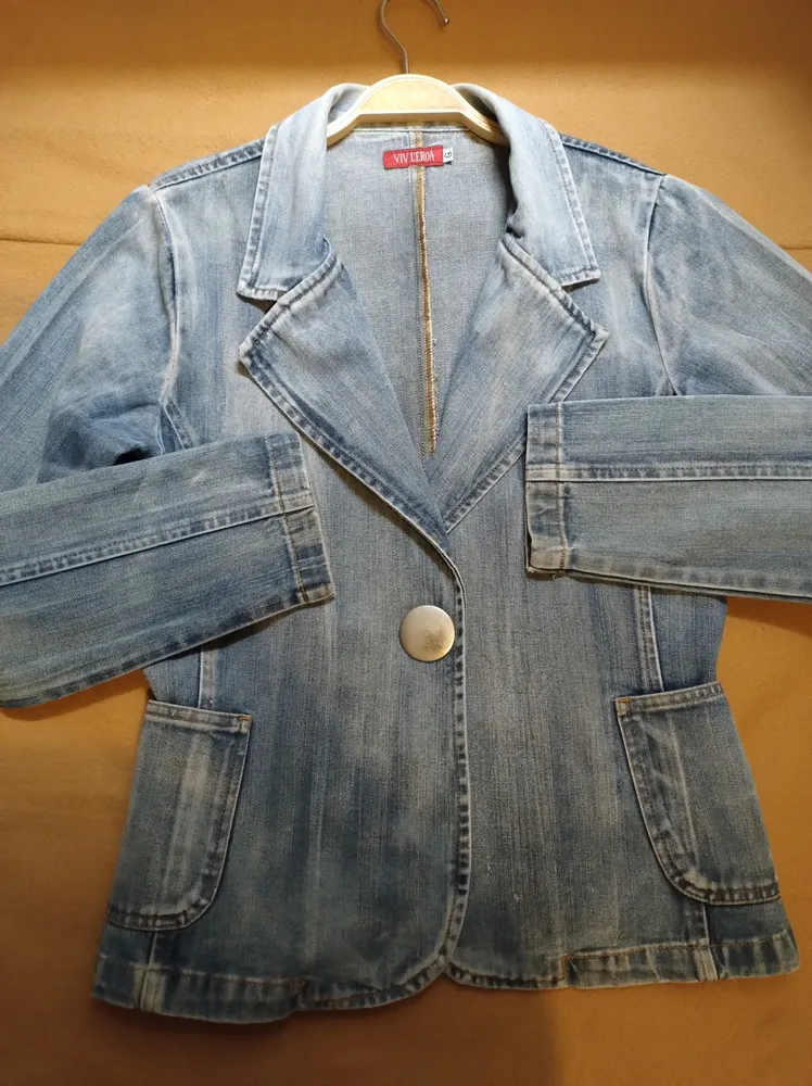 Blazer Viv Leroa em jeans azul lavado, tamanho G