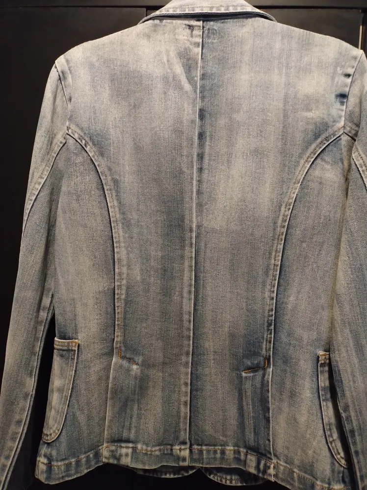Blazer Viv Leroa em jeans azul lavado, tamanho G