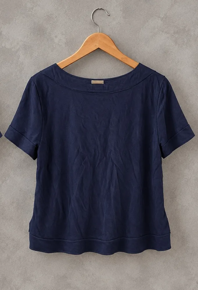 Camiseta decote v suede azul marinho