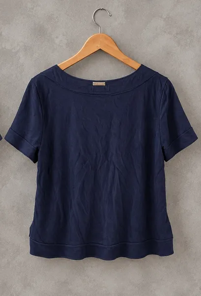 Camiseta decote v suede azul marinho