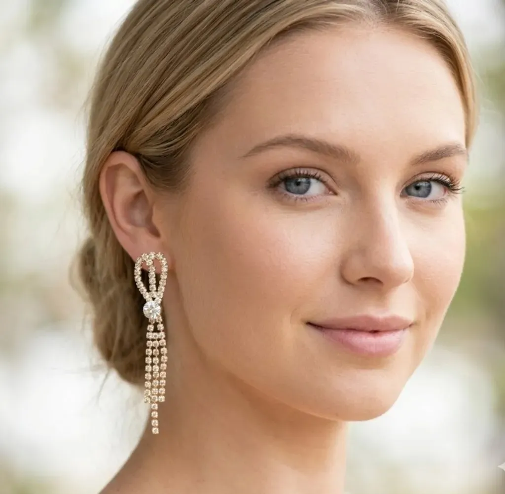 brinco cascata de strass dourado luxo e glamour