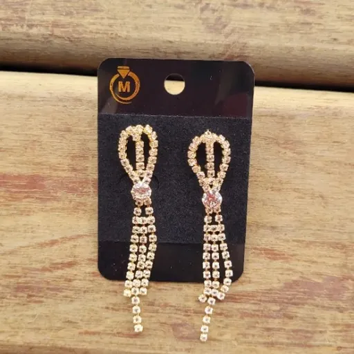 brinco cascata de strass dourado luxo e glamour