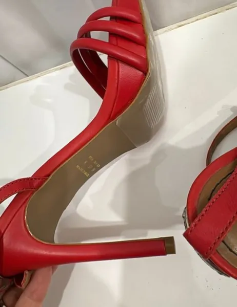 Sandália morena rosa vermelha salto fino puro luxo e glamour