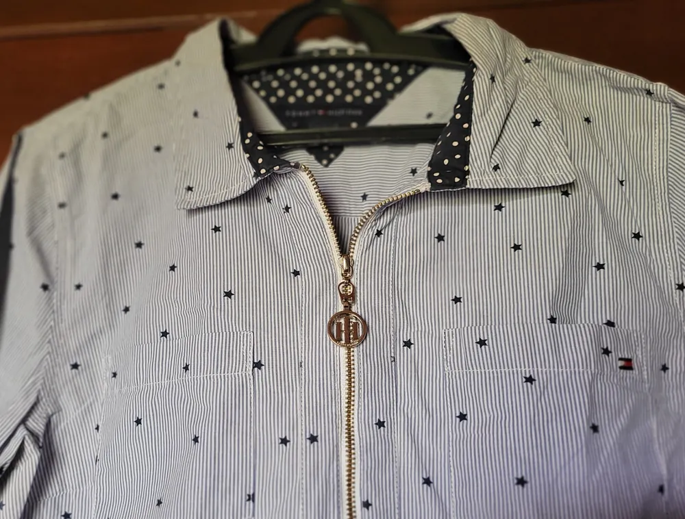 blusa tommy hilfiger original listrada com estrela e zíper