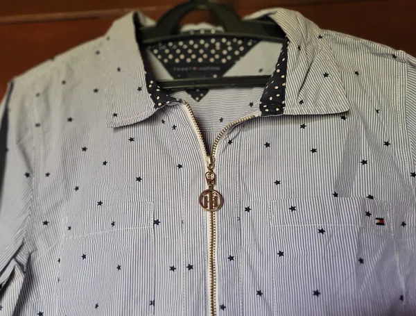 blusa tommy hilfiger original listrada com estrela e zíper