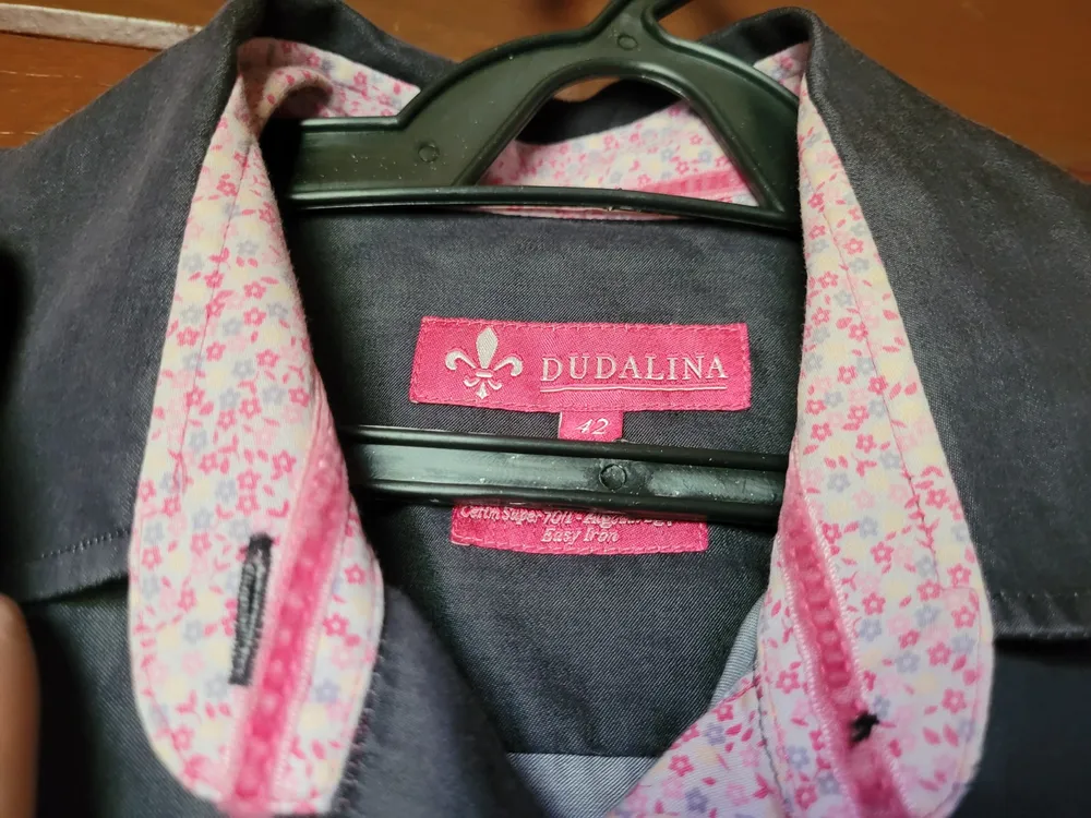 camisa feminina dudalina slim cinza detalhes rosa tam 42