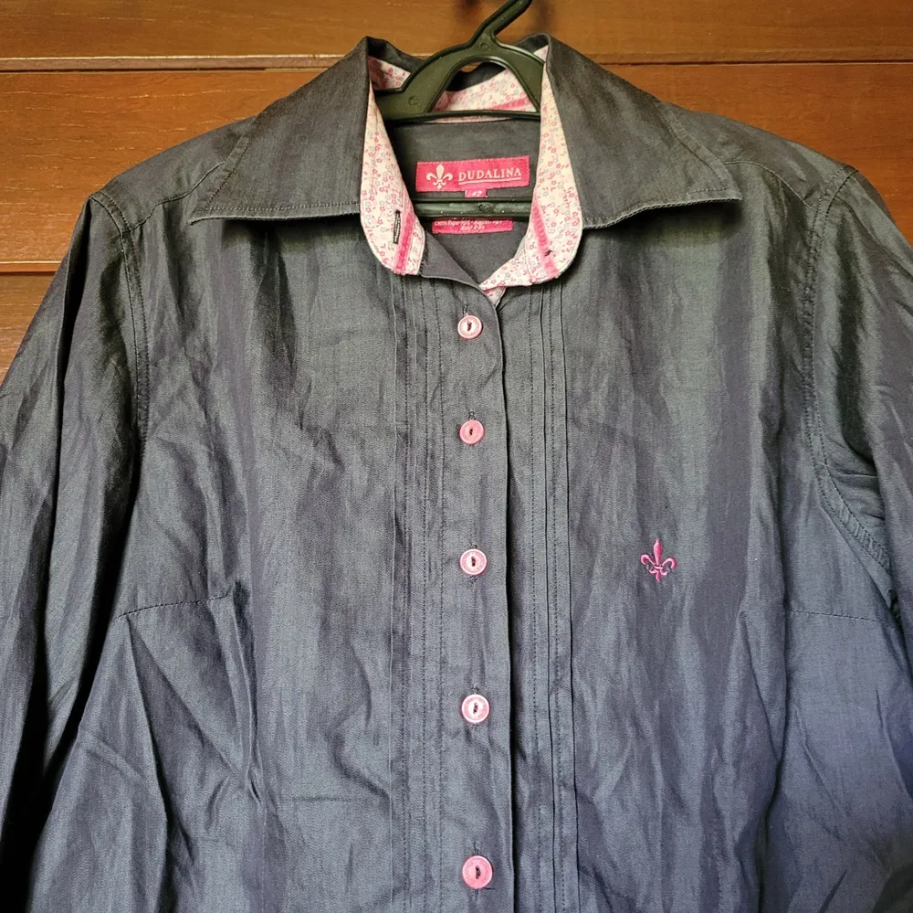 camisa feminina dudalina slim cinza detalhes rosa tam 42