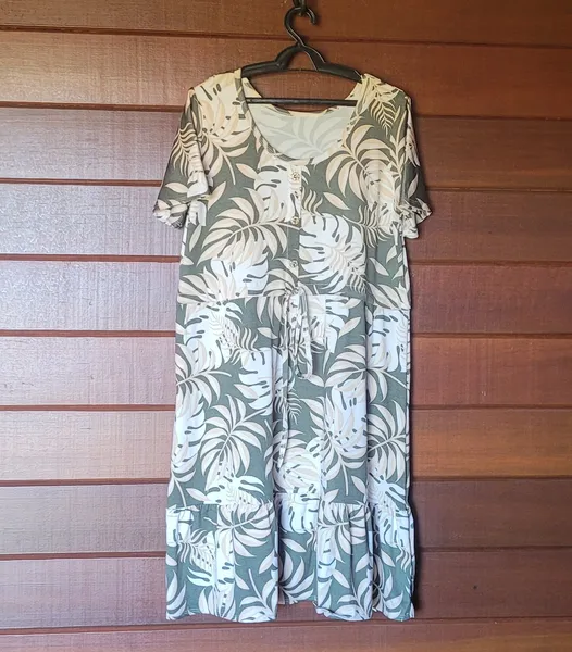 Vestido Midi Plus Size Estampa de Folhagens Tam GG
