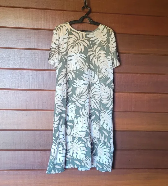 Vestido Midi Plus Size Estampa de Folhagens Tam GG