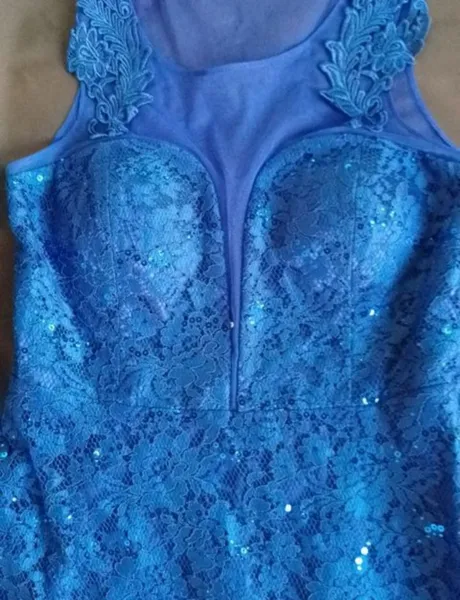 vestido de festa Azul renda , com detalhe no busto