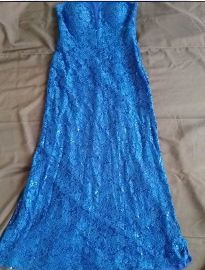 vestido de festa Azul renda , com detalhe no busto