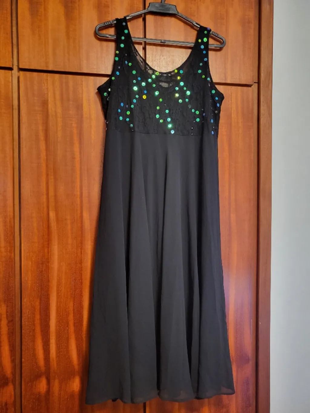 Vestido tecido fluido com detalhes no busto
