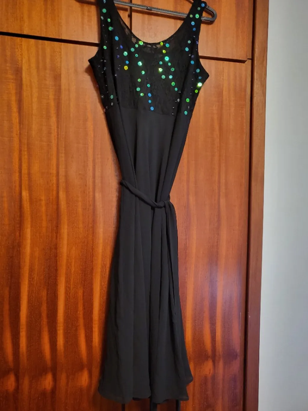 Vestido tecido fluido com detalhes no busto
