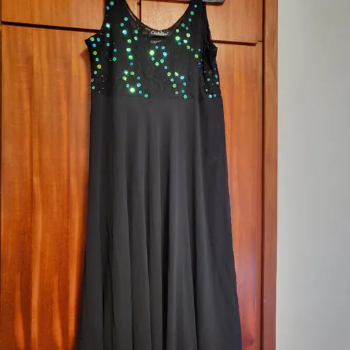 Vestido tecido fluido com detalhes no busto