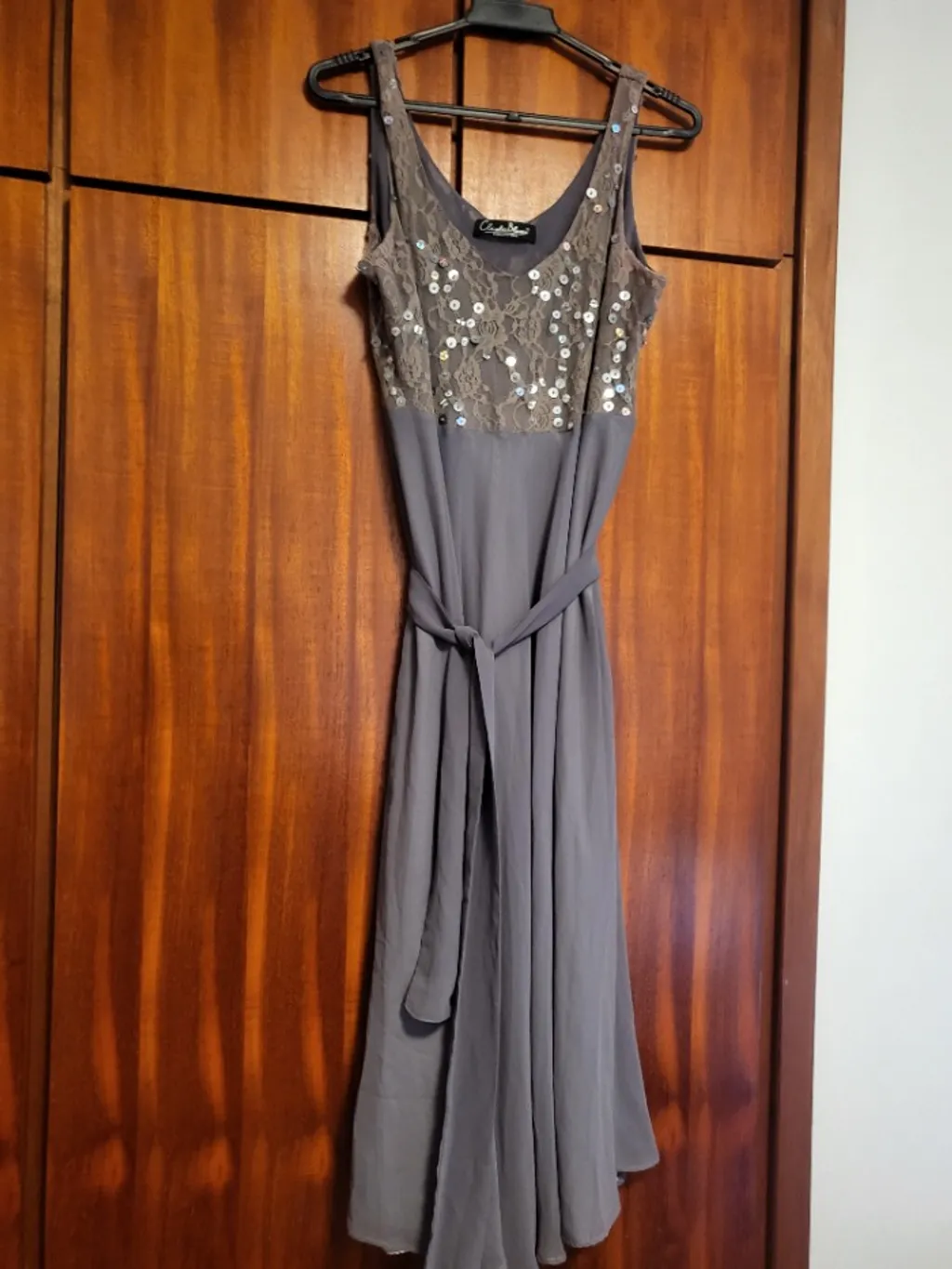 vestido midi, tecido fluido, com detalhes no busto